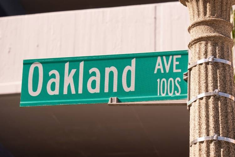 Green Oakland Ave street sign on a pole, representing Tristar Investigation's Oakland service area